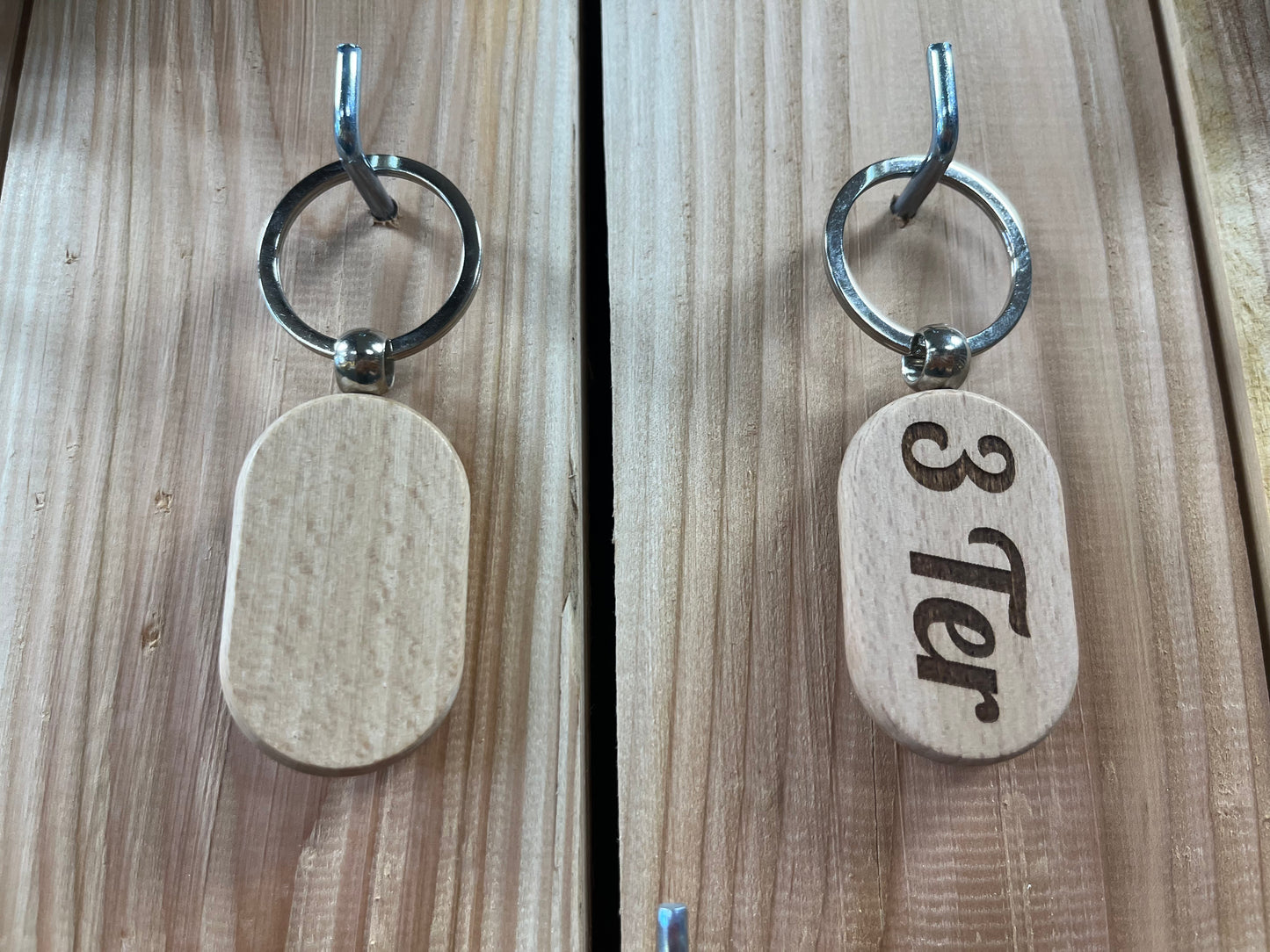 porte clé ovale en bois
